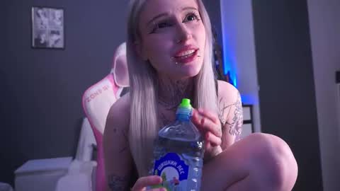 Snapshot of fraulein_mooon chatting on January 7, 2026, 8:44 pm Asya UwU online show from January 7, 2026, 8:44 pm