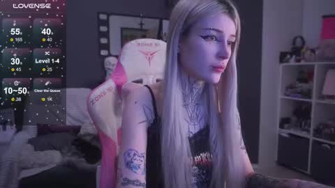 Snapshot of fraulein_mooon chatting on February 4, 2026, 11:31 pm Asya UwU online show from February 4, 2026, 11:31 pm