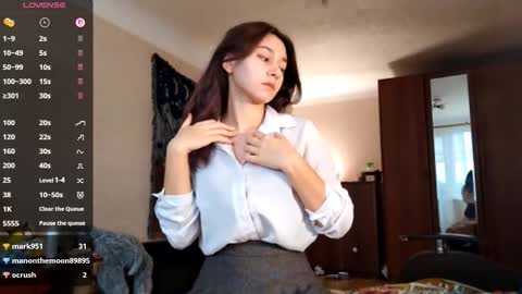 Mia online show from November 17, 2025, 10:21 am