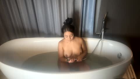 Snapshot of freesoulmovement chatting on December 19, 2024, 4:13 am jasmineandaladin69 online show from December 19, 2024, 4:13 am