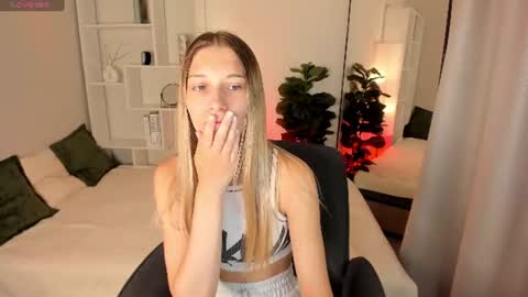 Snapshot of freya_bloss chatting on July 1, 2026, 6:04 am Laura online show from July 1, 2026, 6:04 am