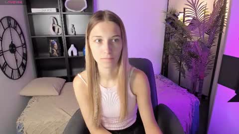 Snapshot of freya_bloss chatting on July 6, 2026, 6:10 am Laura online show from July 6, 2026, 6:10 am