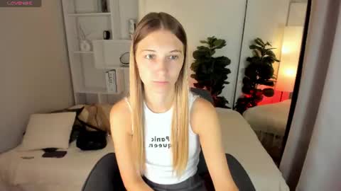 Snapshot of freya_bloss chatting on July 8, 2026, 5:45 am Laura online show from July 8, 2026, 5:45 am