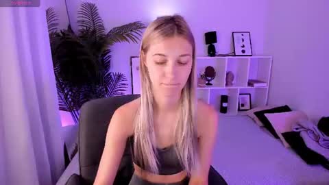 Snapshot of freya_bloss chatting on July 23, 2026, 7:17 am Laura online show from July 23, 2026, 7:17 am