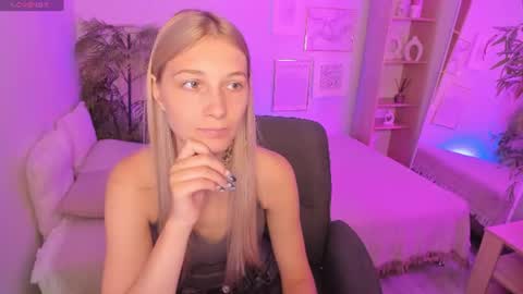 Snapshot of freya_bloss chatting on July 27, 2026, 8:43 am Laura online show from July 27, 2026, 8:43 am