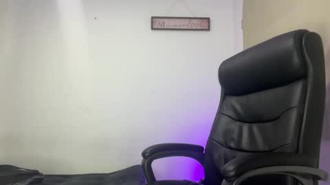 freyva_ online show from March 8, 2026, 4:22 pm