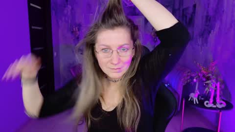 Snapshot of fridatander chatting on January 1, 2025, 9:07 am Frida Tander online show from January 1, 2025, 9:07 am