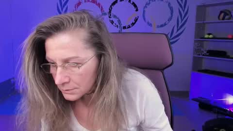 Snapshot of fridatander chatting on February 10, 2025, 9:04 am Frida Tander online show from February 10, 2025, 9:04 am