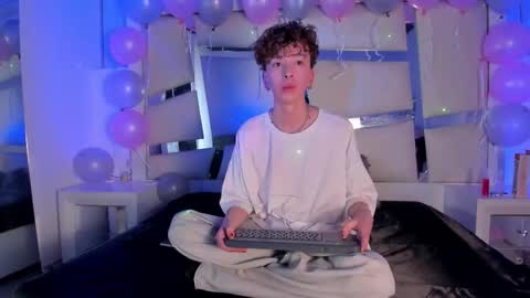 Snapshot of genesis_ask chatting on October 27, 2025, 3:21 am Genesis online show from October 27, 2025, 3:21 am