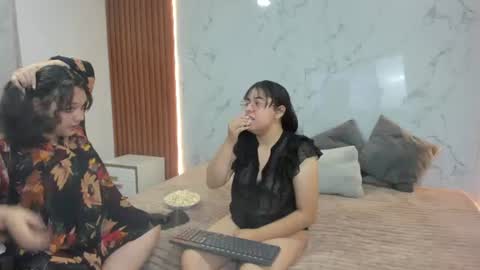 Snapshot of genesis_y_moon chatting on June 27, 2026, 10:42 am genesis_y_moon online show from June 27, 2026, 10:42 am