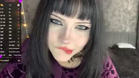EmelyWoodes online show from June 17, 2026, 6:49 am