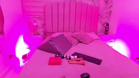 gia_roux_ online show from June 18, 2026, 3:07 am