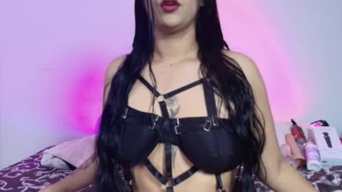 Giana Roberts online show from December 19, 2025, 12:01 pm