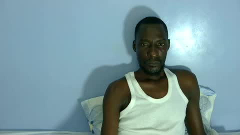 Snapshot of giant_couple chatting on August 3, 2026, 7:17 pm giant_couple online show from August 3, 2026, 7:17 pm