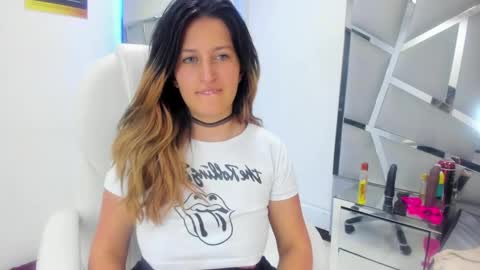 Snapshot of giaroussel chatting on January 7, 2025, 11:24 pm GiaRoussel online show from January 7, 2025, 11:24 pm