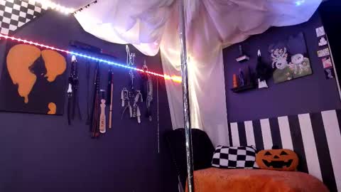 Giggles online show from November 14, 2025, 3:00 pm