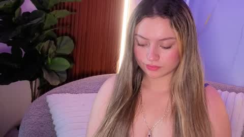 Giigii Hadid  online show from April 9, 2026, 6:02 pm