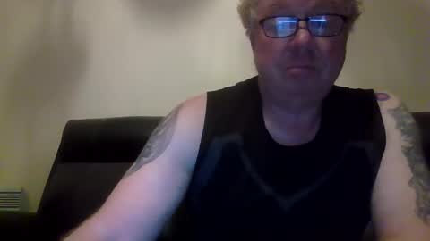 gimmmieoooo online show from April 9, 2026, 7:36 am