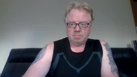 gimmmieoooo online show from April 10, 2026, 7:02 am