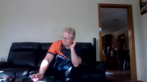 gimmmieoooo online show from April 15, 2026, 5:47 am