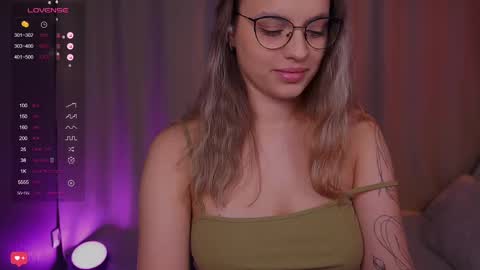 Snapshot of girl_peach_ chatting on February 26, 2025, 7:49 pm Kate online show from February 26, 2025, 7:49 pm