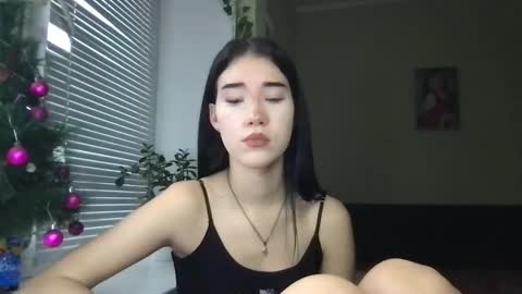 Snapshot of girl_sue chatting on December 27, 2024, 12:23 pm girl_sue online show from December 27, 2024, 12:23 pm