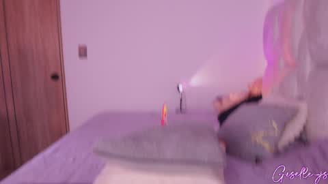 Snapshot of giselle_js chatting on February 13, 2025, 6:59 pm Instagram gisellee 22 online show from February 13, 2025, 6:59 pm