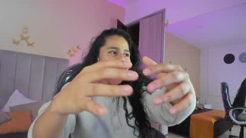 GISELLE ROLDAN online show from April 18, 2026, 4:49 am