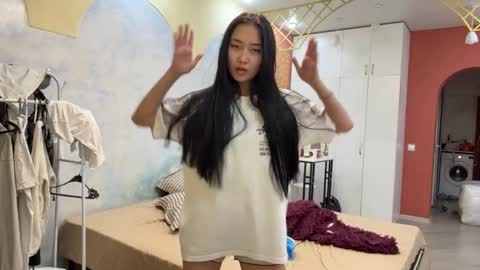 Mia online show from April 12, 2026, 11:04 am