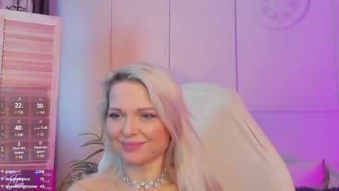 Snapshot of gloria_lovely chatting on February 4, 2025, 2:21 pm Gloria online show from February 4, 2025, 2:21 pm