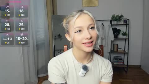 Snapshot of glossybabe_ chatting on November 10, 2025, 7:18 am Cherry online show from November 10, 2025, 7:18 am
