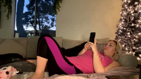 Snapshot of goddessmayvn chatting on December 20, 2024, 12:52 am GoddessMayvn online show from December 20, 2024, 12:52 am