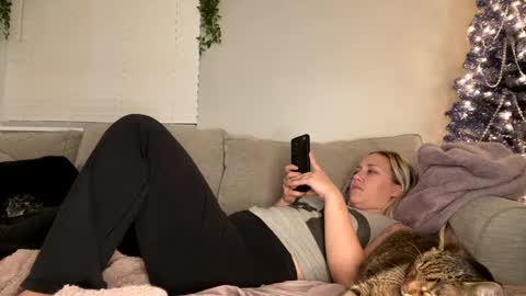 Snapshot of goddessmayvn chatting on December 21, 2024, 9:33 am GoddessMayvn online show from December 21, 2024, 9:33 am