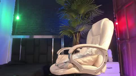 Snapshot of godly_huan chatting on February 16, 2025, 5:04 am HUAN online show from February 16, 2025, 5:04 am