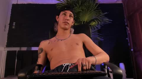 Snapshot of godly_huan chatting on March 4, 2025, 2:17 am HUAN online show from March 4, 2025, 2:17 am