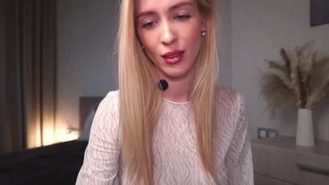 Snapshot of gold_blond chatting on December 11, 2024, 6:14 am Olivia online show from December 11, 2024, 6:14 am