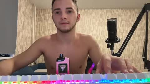 Snapshot of golden_boyyy21 chatting on February 20, 2025, 2:35 pm Golden boyyy21 online show from February 20, 2025, 2:35 pm