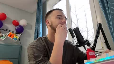 Snapshot of golden_boyyy21 chatting on March 12, 2025, 1:51 pm Golden boyyy21 online show from March 12, 2025, 1:51 pm