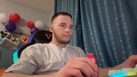 Snapshot of golden_boyyy21 chatting on March 12, 2025, 10:50 pm Golden boyyy21 online show from March 12, 2025, 10:50 pm