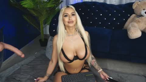 Snapshot of goldenamberx chatting on January 25, 2025, 10:51 am GoldenAmberX online show from January 25, 2025, 10:51 am