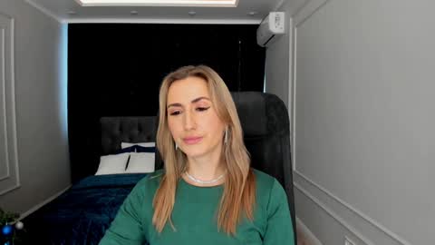 Snapshot of goldenlighte chatting on December 31, 2024, 5:44 am Olivia online show from December 31, 2024, 5:44 am