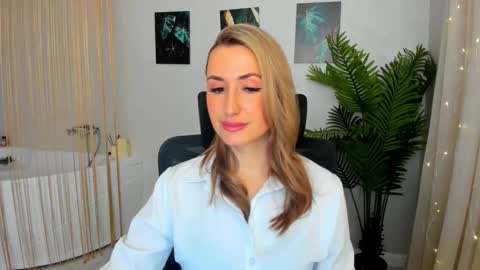 Snapshot of goldenlighte chatting on February 19, 2025, 3:28 am Olivia online show from February 19, 2025, 3:28 am