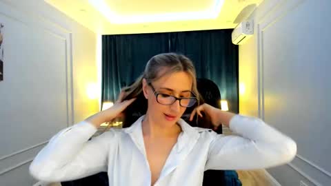 Snapshot of goldenlighte chatting on February 20, 2025, 9:44 am Olivia online show from February 20, 2025, 9:44 am