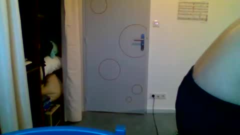 goura2000 online show from January 22, 2025, 3:40 pm