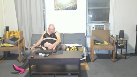 Snapshot of gregkuitch chatting on November 18, 2025, 12:27 am gregkuitch online show from November 18, 2025, 12:27 am