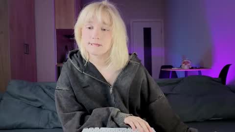 Greg-independent model online show from October 17, 2025, 9:06 pm