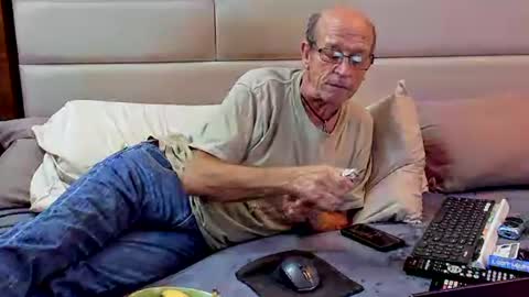 Snapshot of greyishere chatting on February 19, 2025, 12:35 am Grey. If viewing your cam I am more likely to stay if you show your face. online show from February 19, 2025, 12:35 am