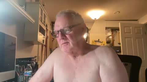 Snapshot of gspotlover1 chatting on October 22, 2025, 4:18 pm Horny Daddy online show from October 22, 2025, 4:18 pm