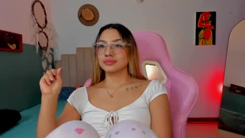 Snapshot of h3y_mia3 chatting on April 16, 2026, 2:23 am Paulina online show from April 16, 2026, 2:23 am