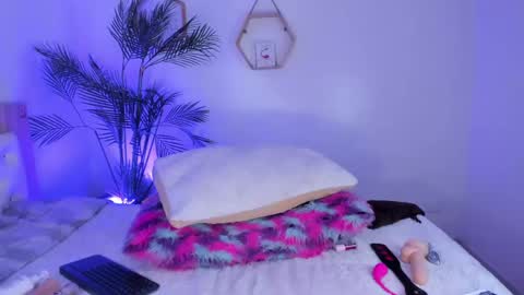 Hadid online show from April 11, 2026, 7:45 am